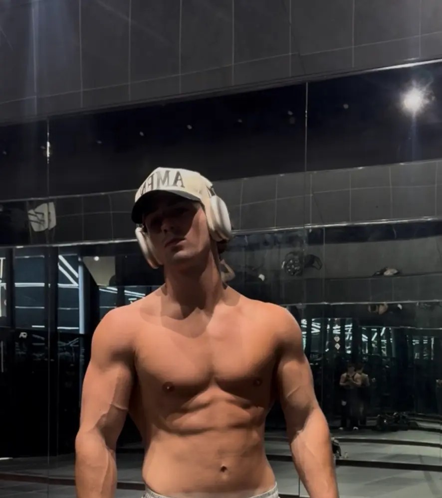 Carson training with focus on upper-body strength and physique